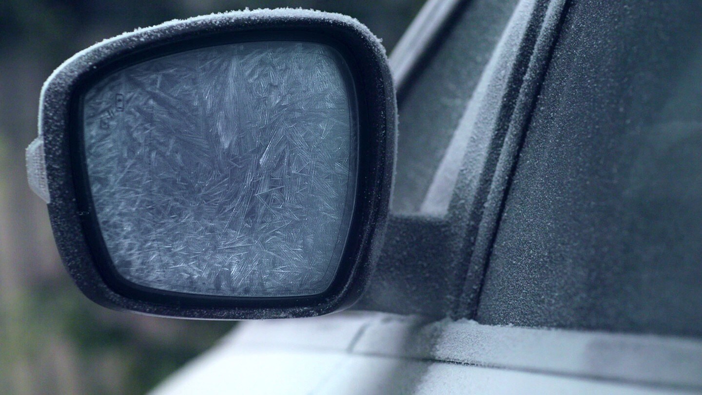 Ford EcoSport mit eingefrorenem Seitenspiegel