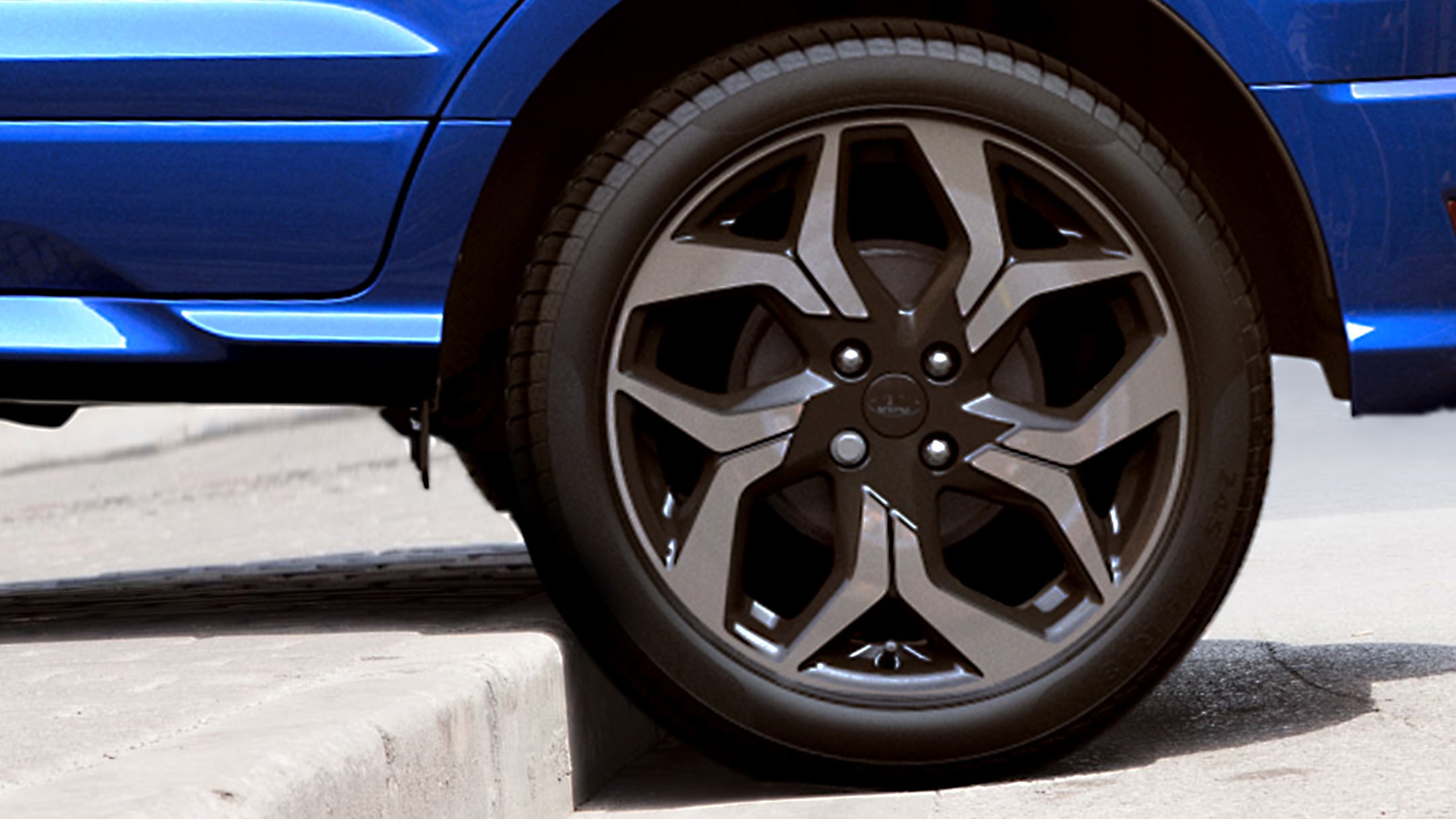 Ford EcoSport in blau. Detailansicht. Bodenabstand