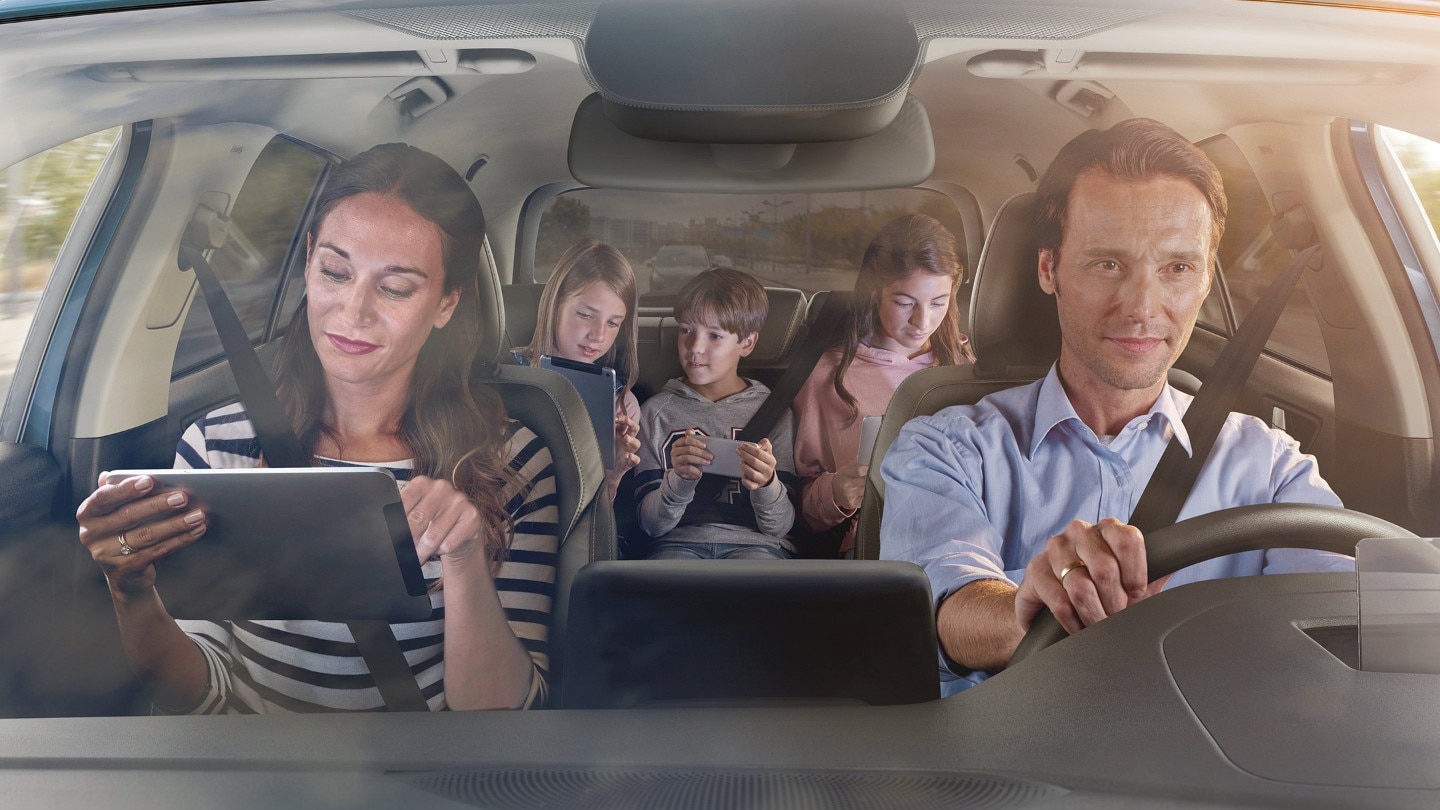 Ford Ecosport. Blick durch die Windschutzscheibe auf Familie im Fahrzeuginneren