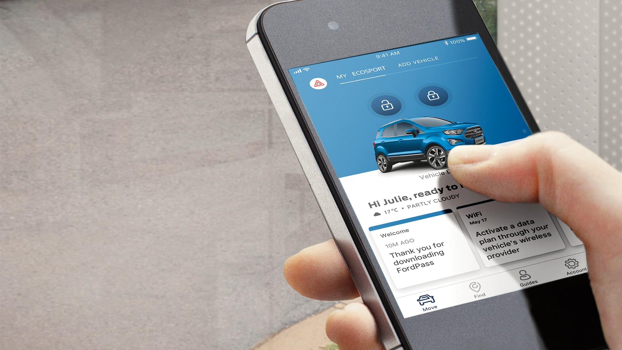 Detailansicht Smarphone mit geöffneter FordPass App in der Hand eines Mannes