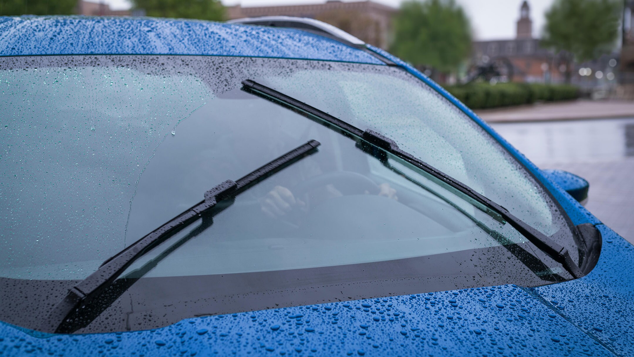 Ford EcoSport in Blau. Detailansicht Frontscheibe mit Scheibenwischer