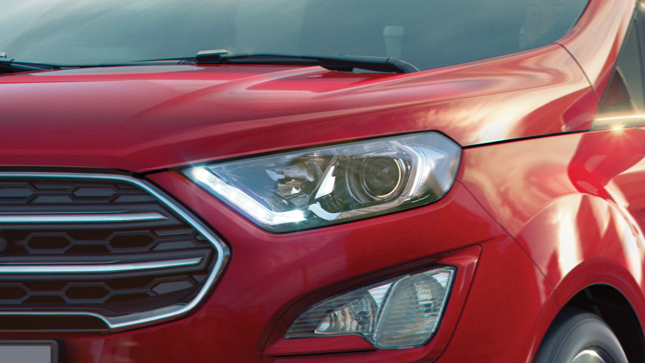 Ford Ecosport in Rot. Detailansicht des Scheinwerfers