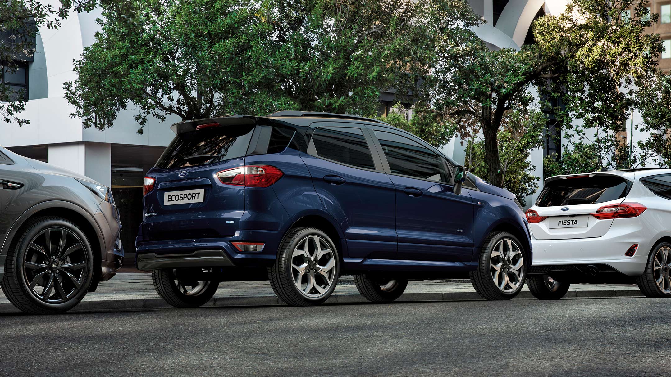 Ford Ecosport in Blau. Dreiviertelansicht von hinten. Parkend in einer Stadt