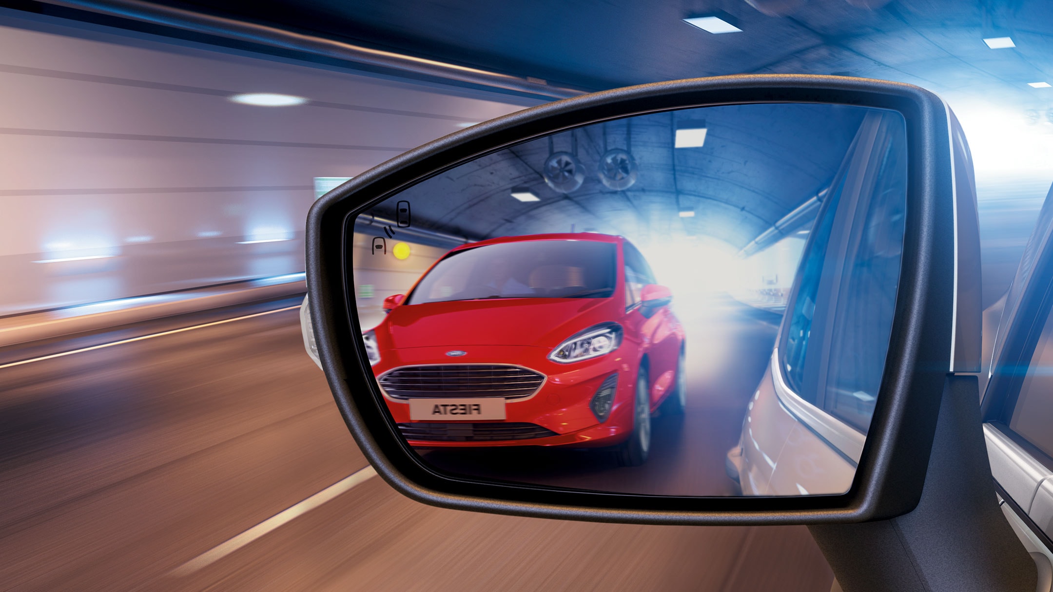 Ford EcoSport. Detailansicht des Seitenspiegels beim Fahren. Roter Ford Fiesta spiegelt sich