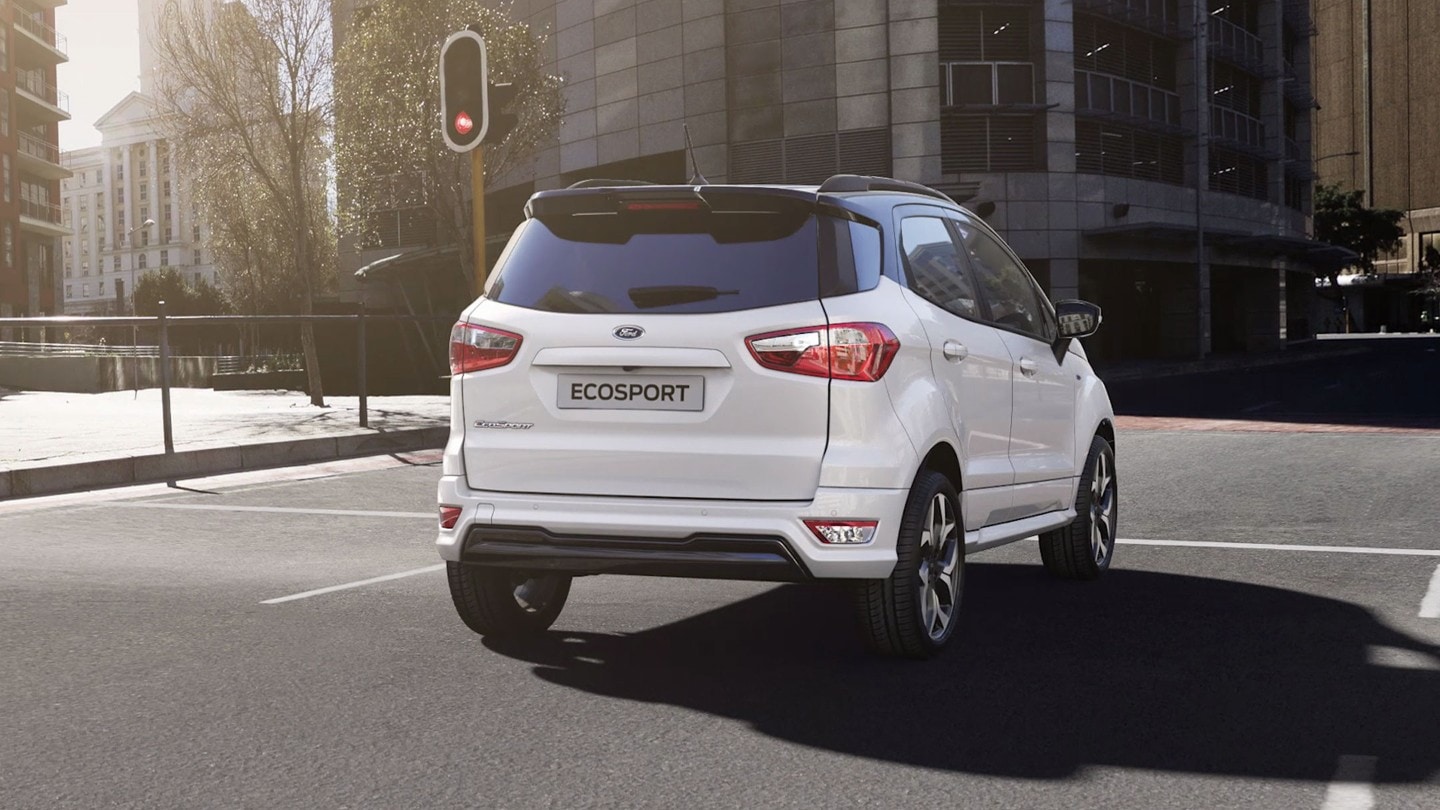 Ford EcoSport in weiß. Heckansicht. Parkend an der Ampel