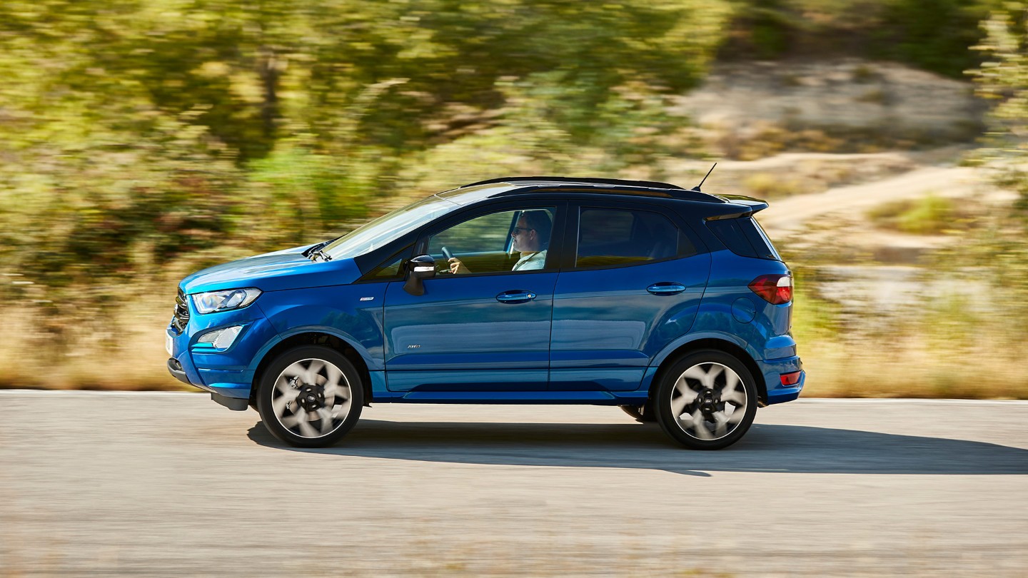 Ford EcoSport in blau. Seitenansicht. Fahrend auf einer Landstraße