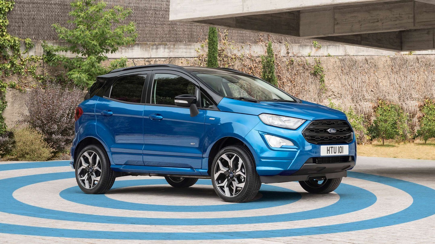 Ford EcoSport in Blau. Seitenansicht. Parkend auf einem verlassenen Parkplatz