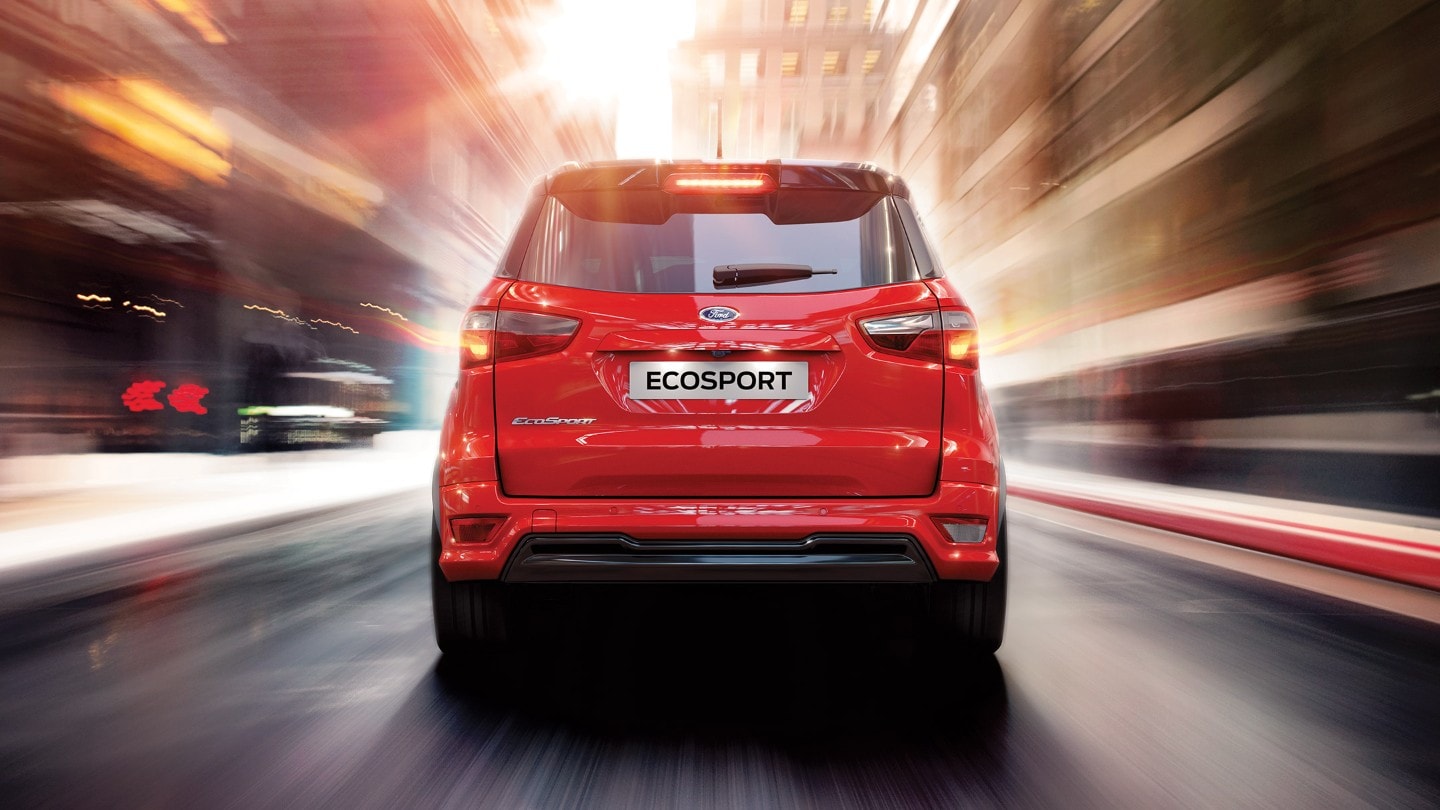 Ford Ecosport in Rot. Heckansicht. Fahrend auf einer Straße mit Bewegungsunschärfe und Lichtstreifen