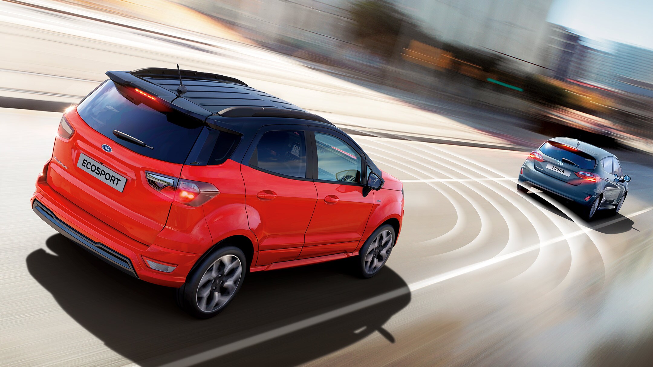 Ford Ecosport in Rot. Dreiviertelansicht von hinten. Computergenerierte Visualisierung des Abstandes zum vorausfahrenden Fahrzeug