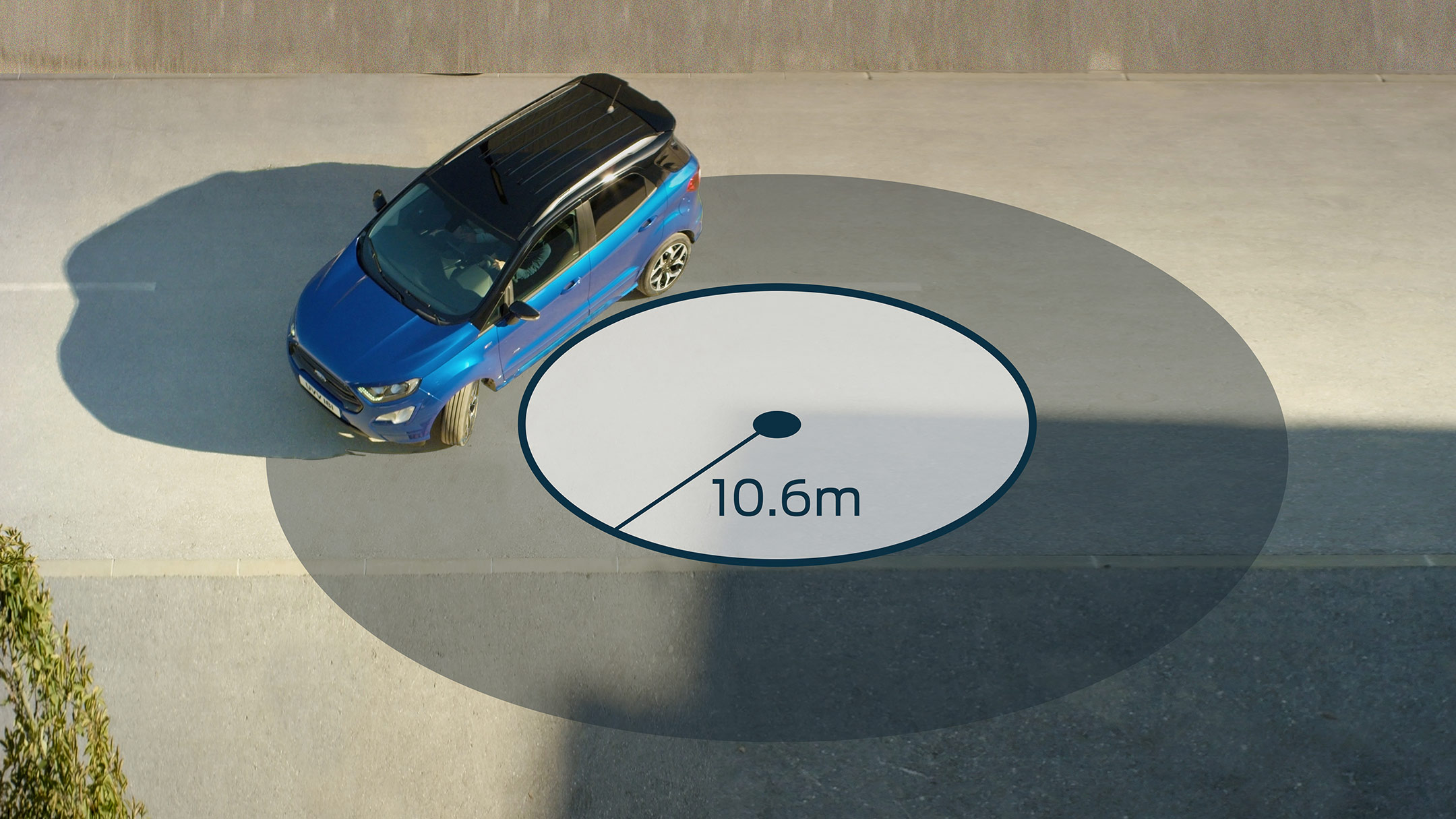 Ford EcoSport in blau. Ansicht des Wendekreises