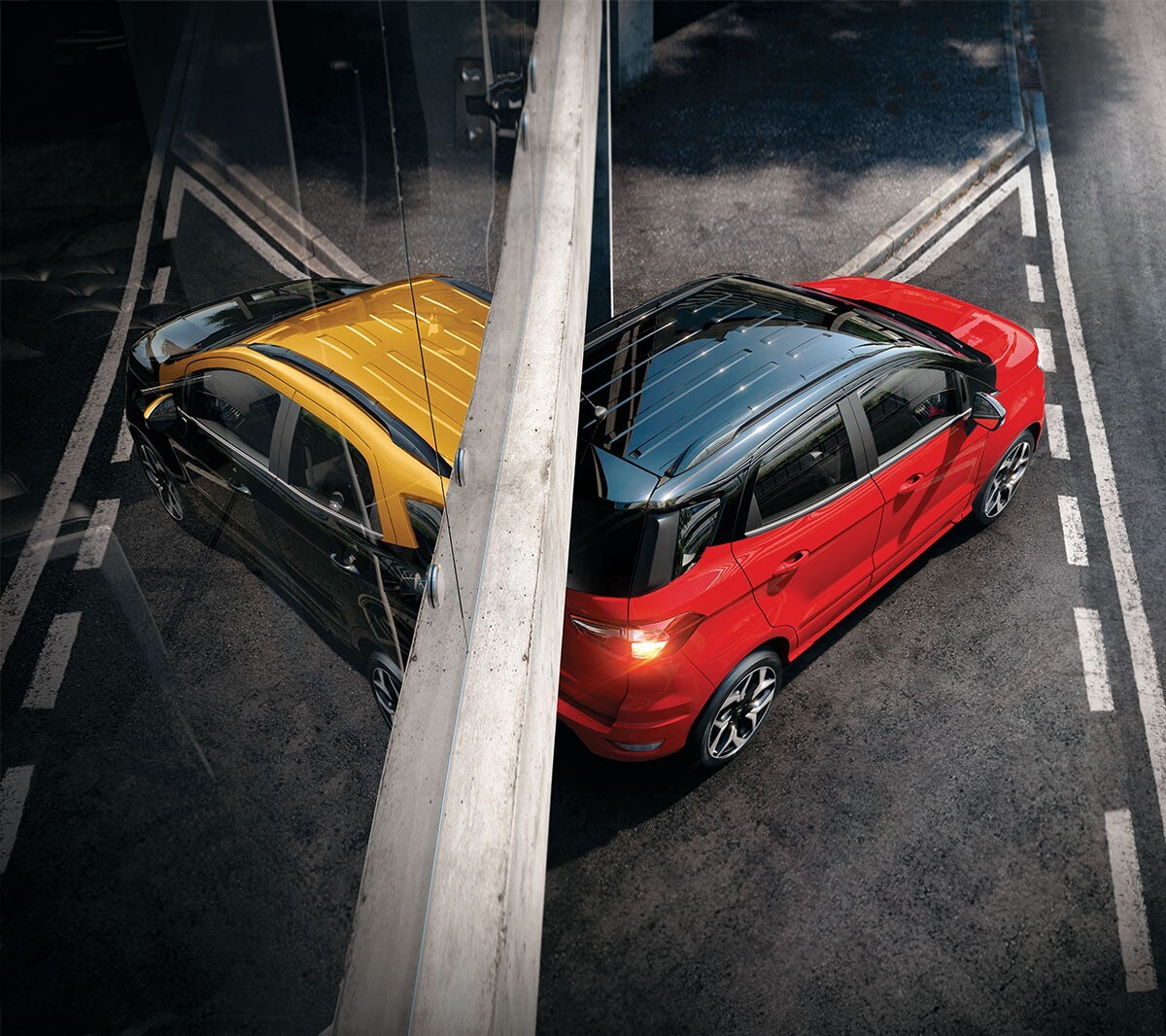 Ford EcoSport in Schwarz mit orangem Dach und gespiegelt in Rot mit schwarzem Dach