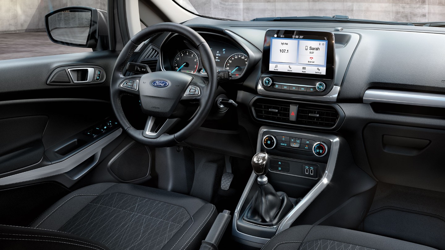Ford Ecosport Innenraum. Detailansicht Mittelkonsole und Lenkrad