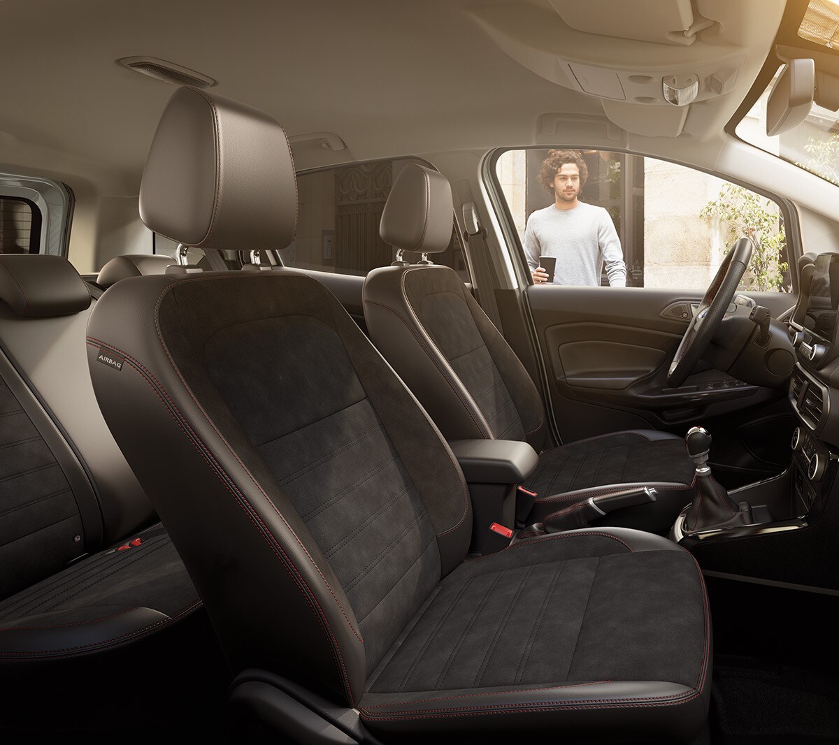 Ford EcoSport. Detailansicht Fahrer- und Beifahrersitz. Blick durch geöffnete Beifahrertür
