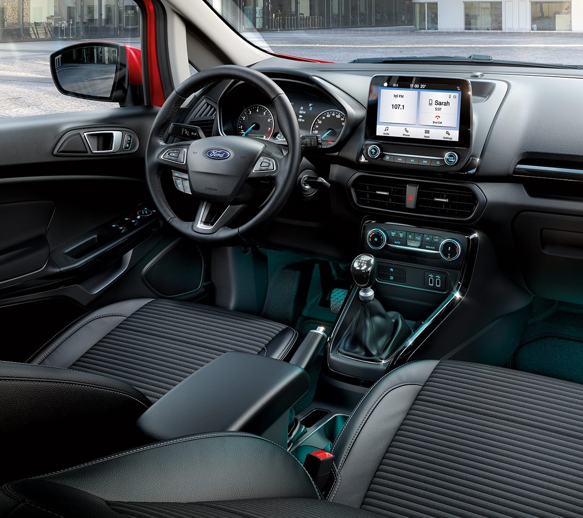 Ford EcoSport. Innenansicht mit Lenkrad, Mittelkonsole und Touchscreen