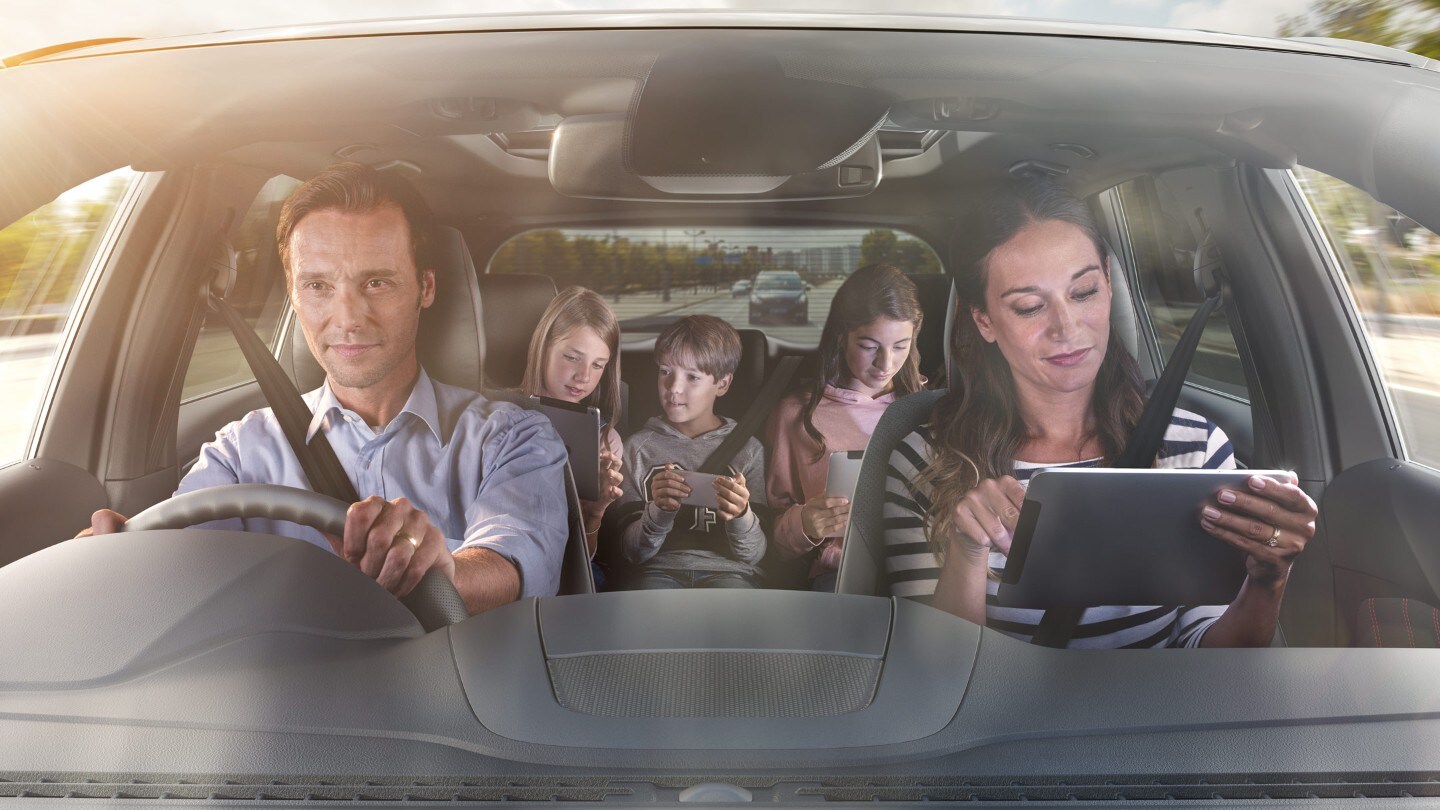 Ford Galaxy Hybrid. Blicke durch die Windschutzscheibe auf Familie im Fahrzeuginneren