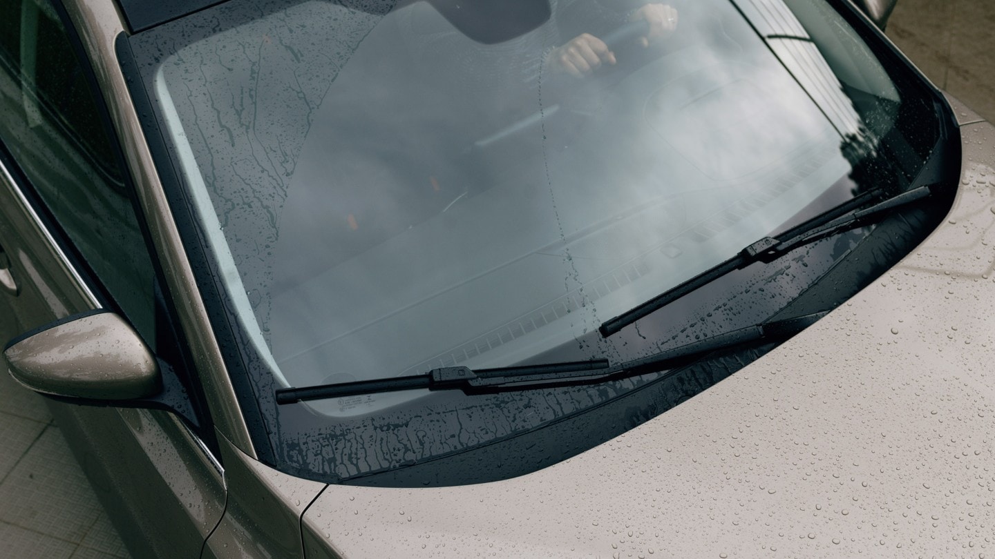 Ford Puma in Grau. Sicht auf Frontscheibe mit Regentropfen