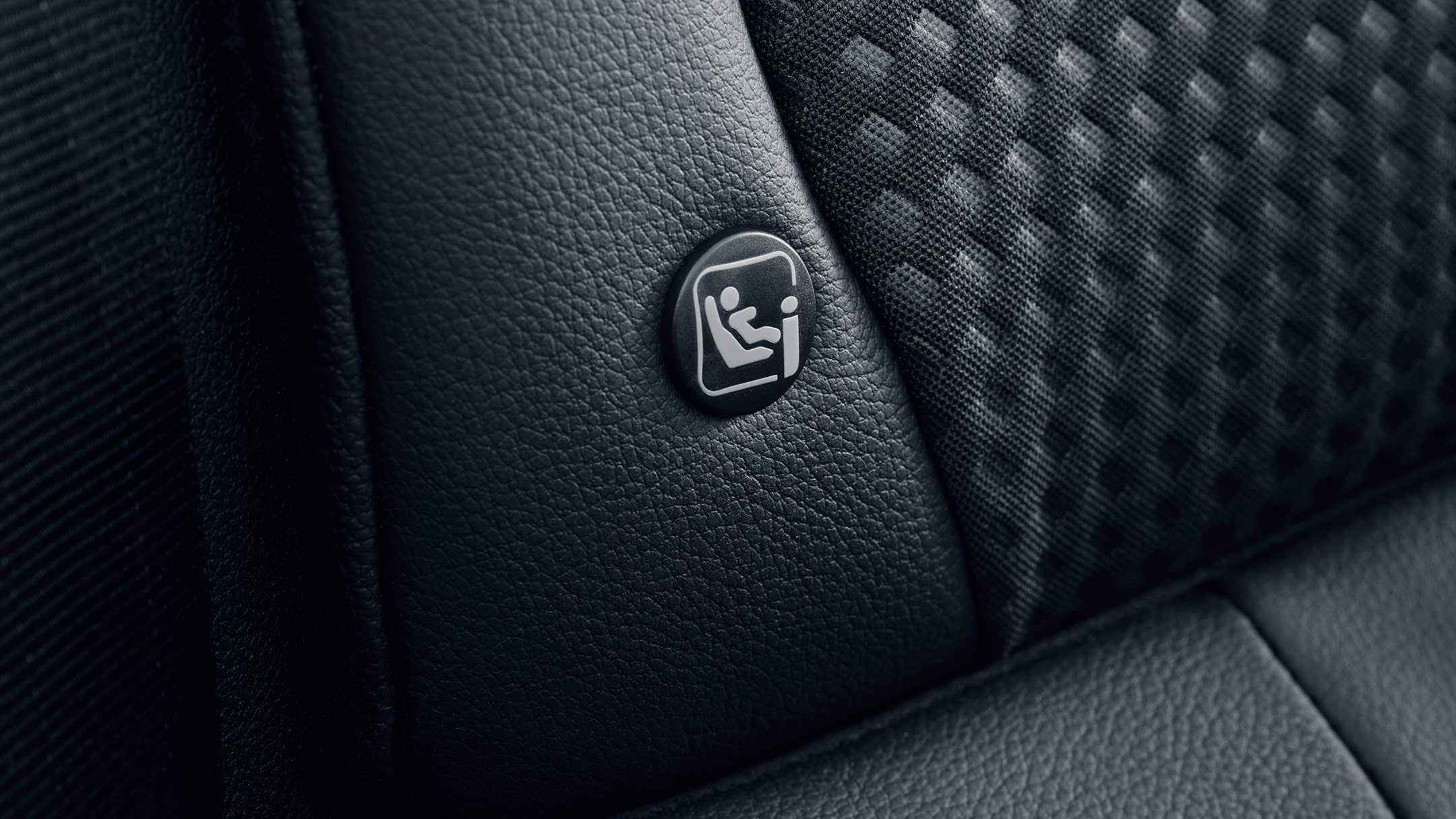 Ford Puma. Detailansicht des ISOFIX-Logos an Autositz