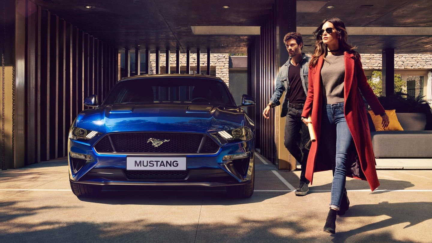 Ford Mustang in Blau. Frontalansicht, parkend unter einer Überdachung
