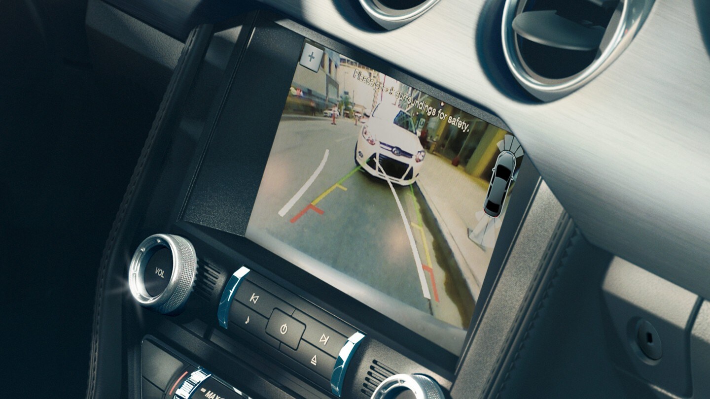 Ford Mustang. Detailansicht der Menüdisplays mit aktiver Rückfahrkamera