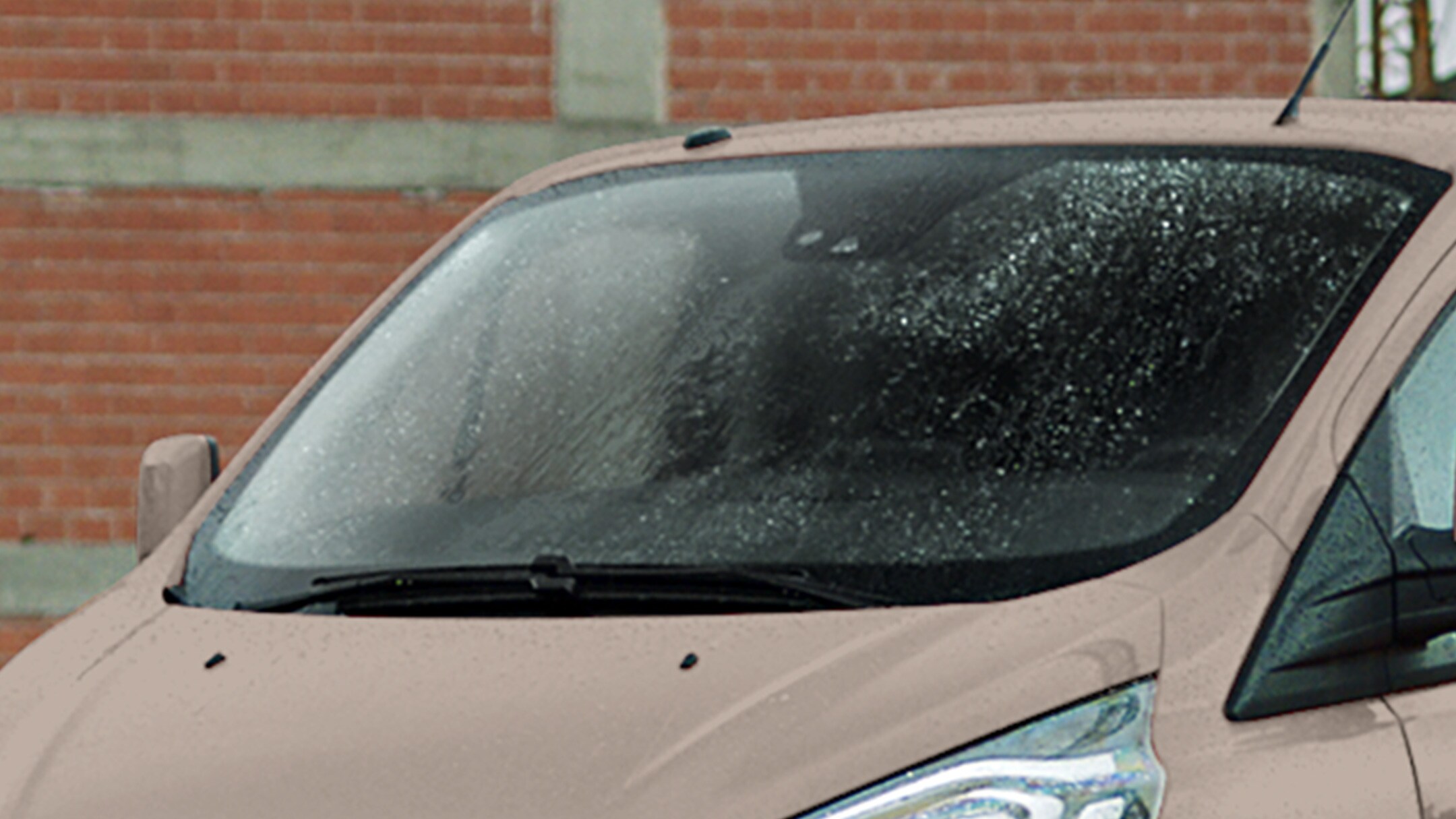 Ford Tourneo Custom Champagner Windschutzscheibe bei Regen im Detail