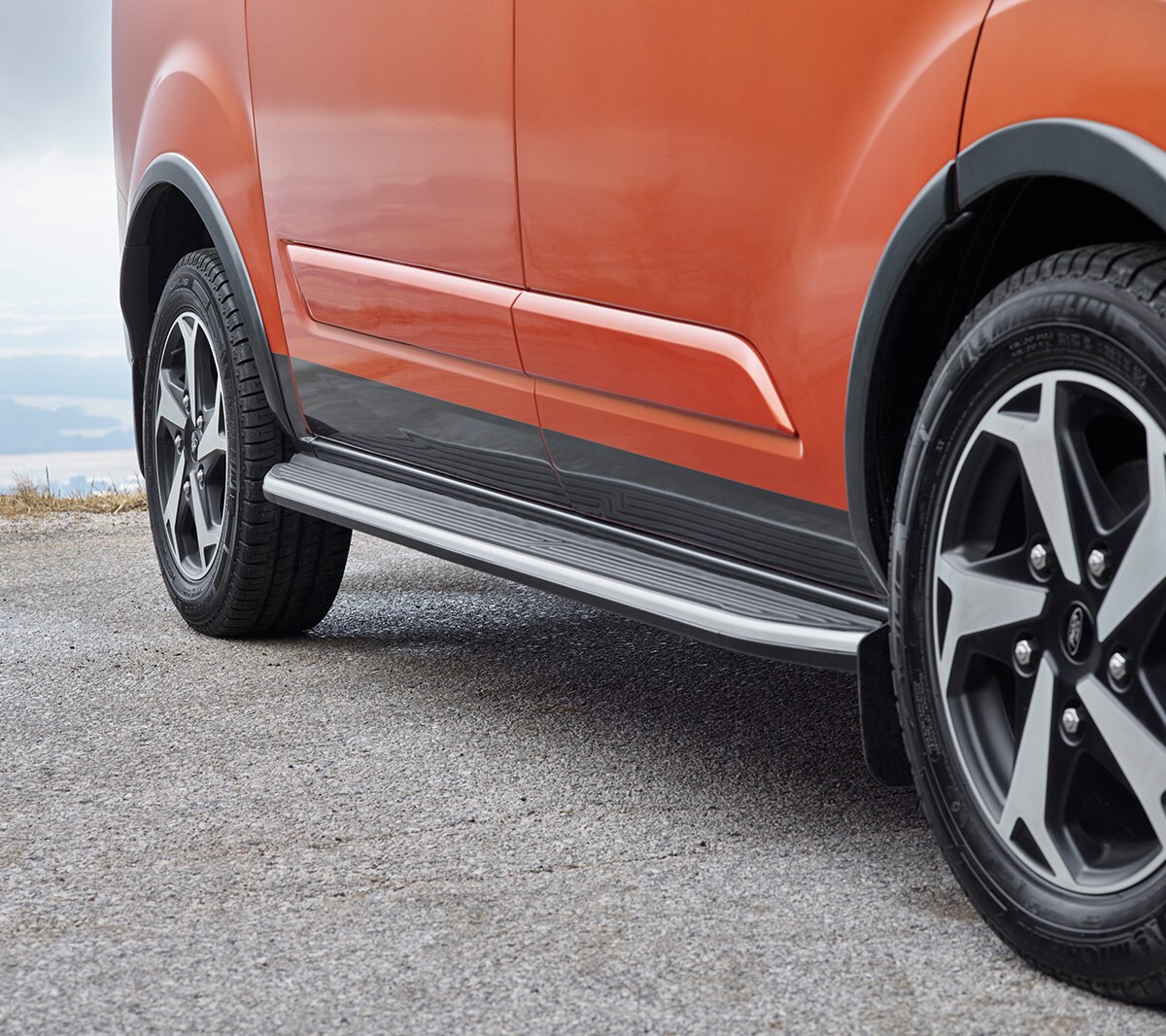 Ford Tourneo Custom Active Orange ¾-Seitenansicht Leichtmetallräder und Trittstufe im Detail