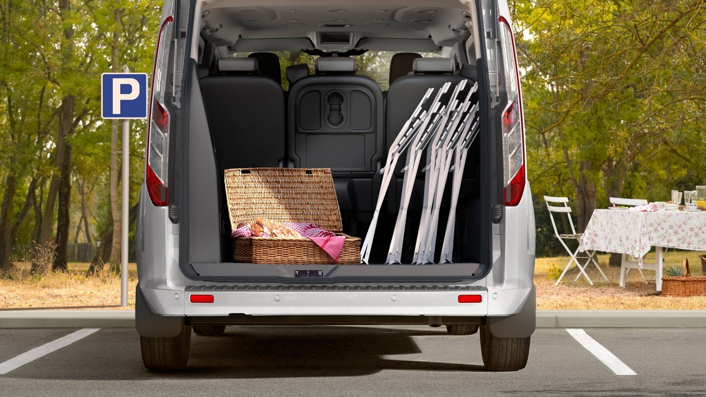 Ford Tourneo Custom Heckansicht  geöffnete Hecktür mit Gepäck