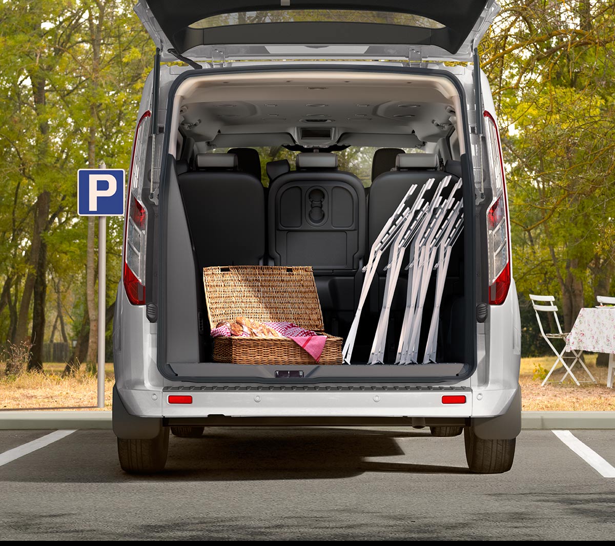 Ford Tourneo Custom Heckansicht  geöffnete Hecktür mit Gepäck