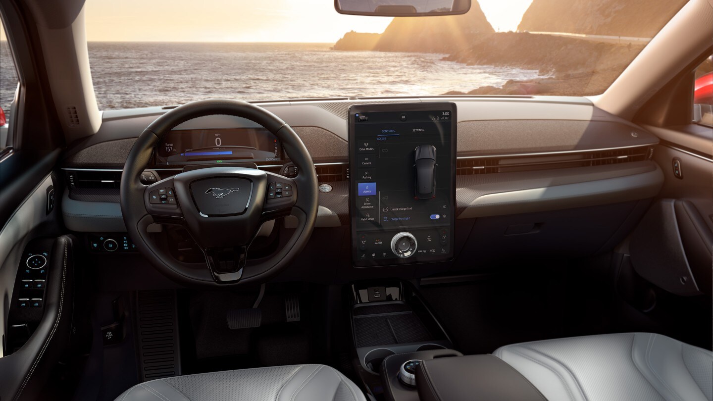 Ford Mustang Mach-E Ansicht des Innenraums. Cockpit und Touchscreen Detailansicht