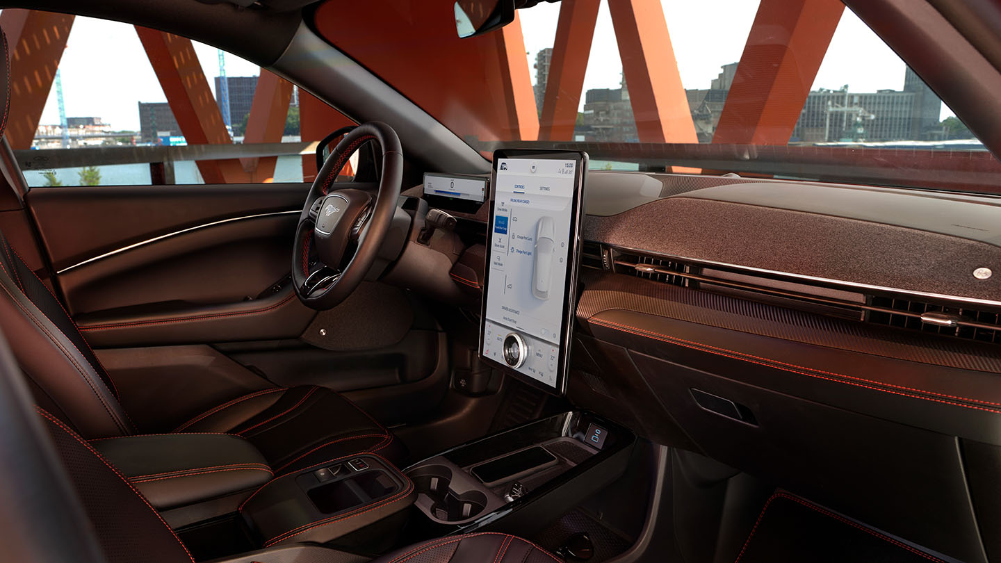 Das Interieur des Ford Mustang Mach-E mit dem 15,5-Zoll-SYNC-4-Touchscreen und der stilvollen Innenausstattung.