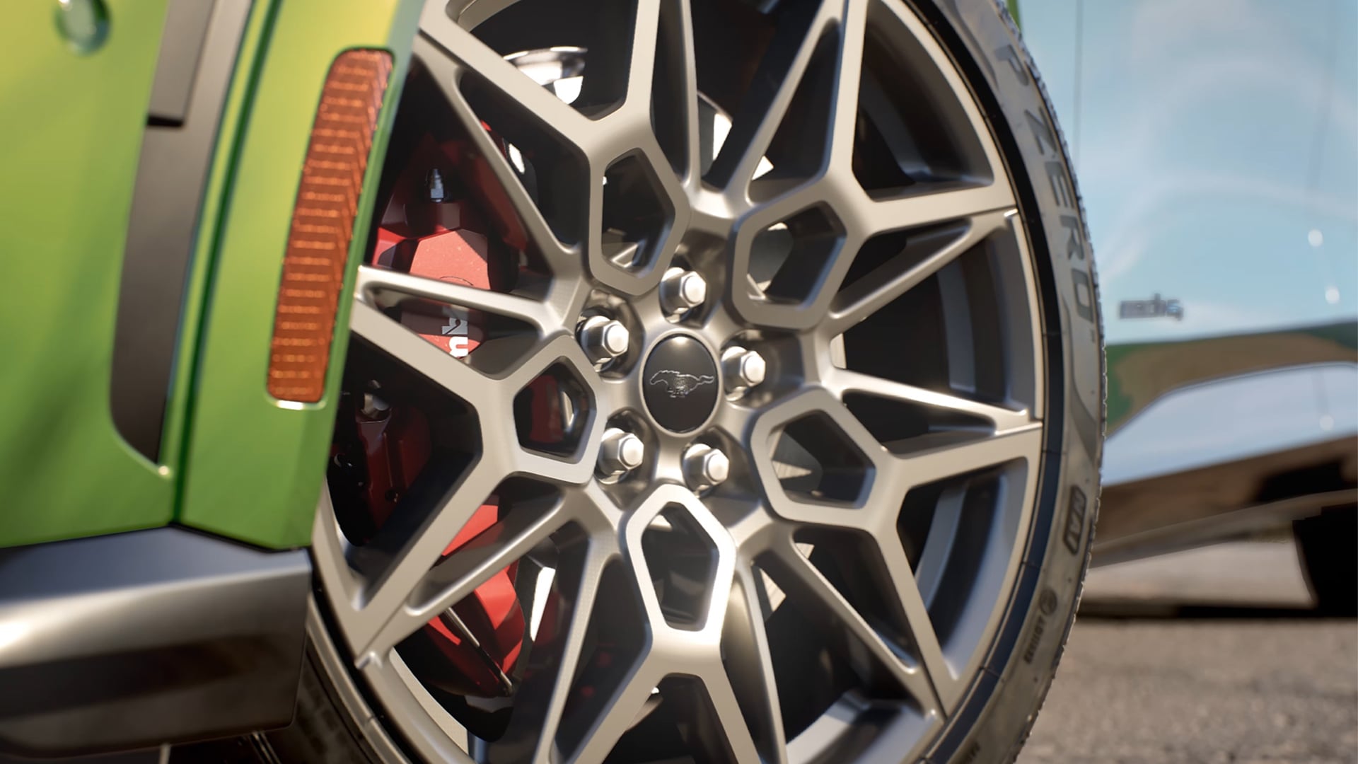 Eine Nahaufnahme des Ford Mustang Mach-E mit den 20-Zoll-Alufelgen aus Aluminiumguss in der Farbe Carbon Grey.