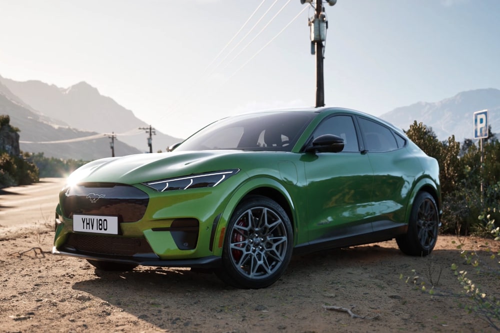 Eine Nahaufnahme des Ford Mustang Mach-E GT , die den einzigartigen GT-Design-Waben-Frontgrill zeigt.
