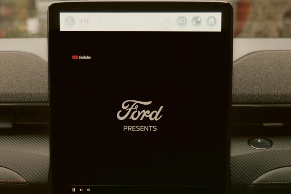 15,5-Zoll-SYNC-4-Touchscreen mit einer Grafik, die „Ford presents“ zeigt und das Video-Streaming im Auto demonstriert
