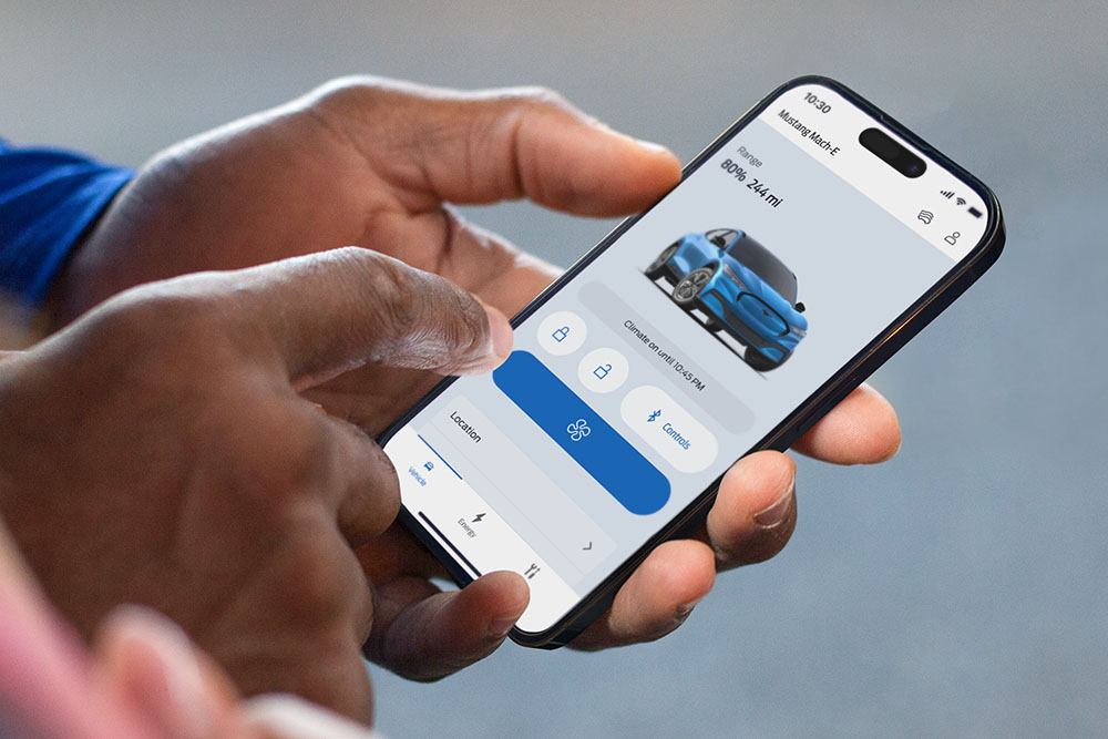 Nahaufnahme eines iPhones mit der FordPass-App, einer Grafik eines Ford Mustang Mach-E und mehreren App-Buttons.