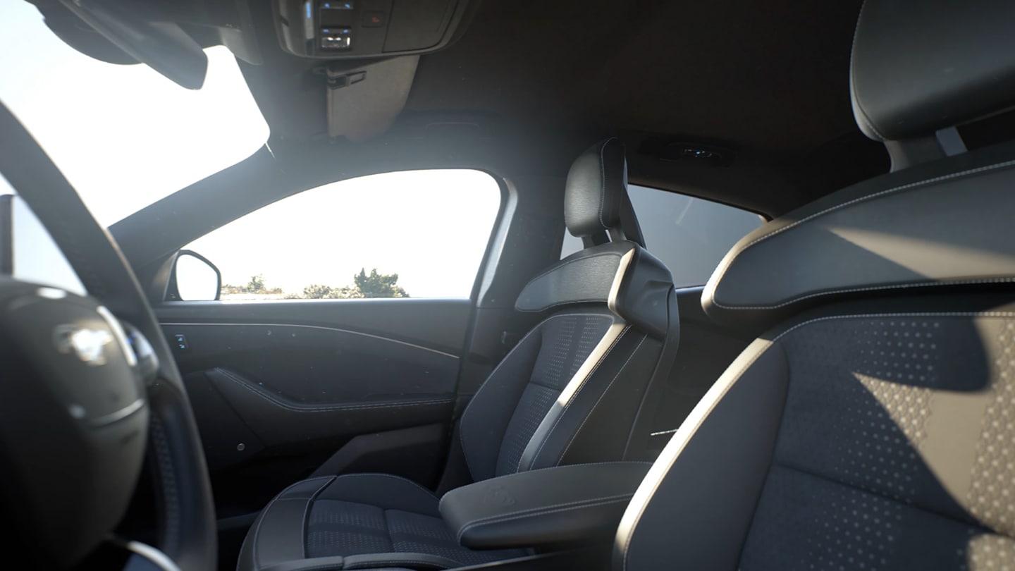 Der Innenraum des Ford Mustang Mach-E mit den beiden Ford Performance-Vordersitzen.