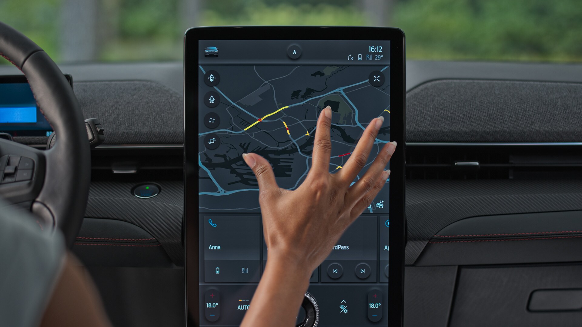 Ford Mustang Mach-E. Innenraumansicht. Fahrerin benutzt Ford SYNC 4 Touchscreen.