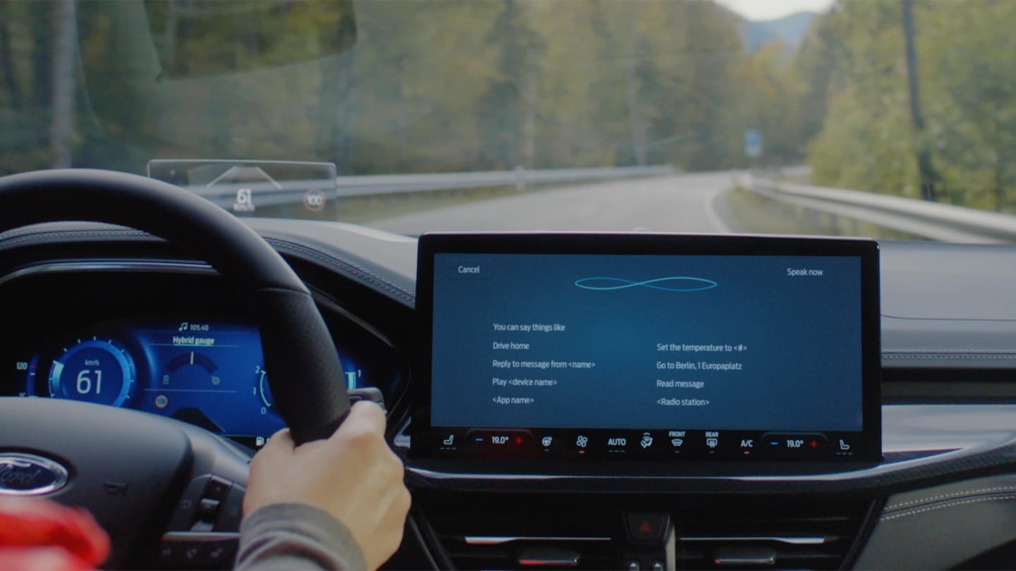 Ford Mustang Mach-E Cockpit-Ansicht mit Fahrer durch geöffnete Scheibe