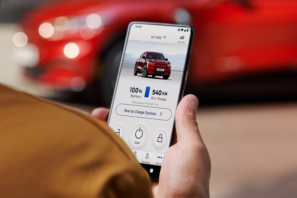 Eine Person, die sich die FordPass-App ansieht.