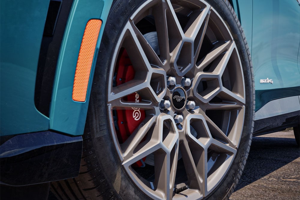 Eine Nahaufnahme des Ford Mustang Mach-E mit den 20-Zoll-Alufelgen aus Aluminiumguss in der Farbe Carbon Grey.