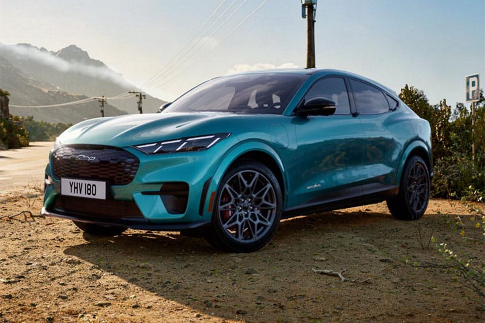 Eine Nahaufnahme des Ford Mustang Mach-E GT Style Kits, die den einzigartigen GT-Design-Waben-Frontgrill zeigt.