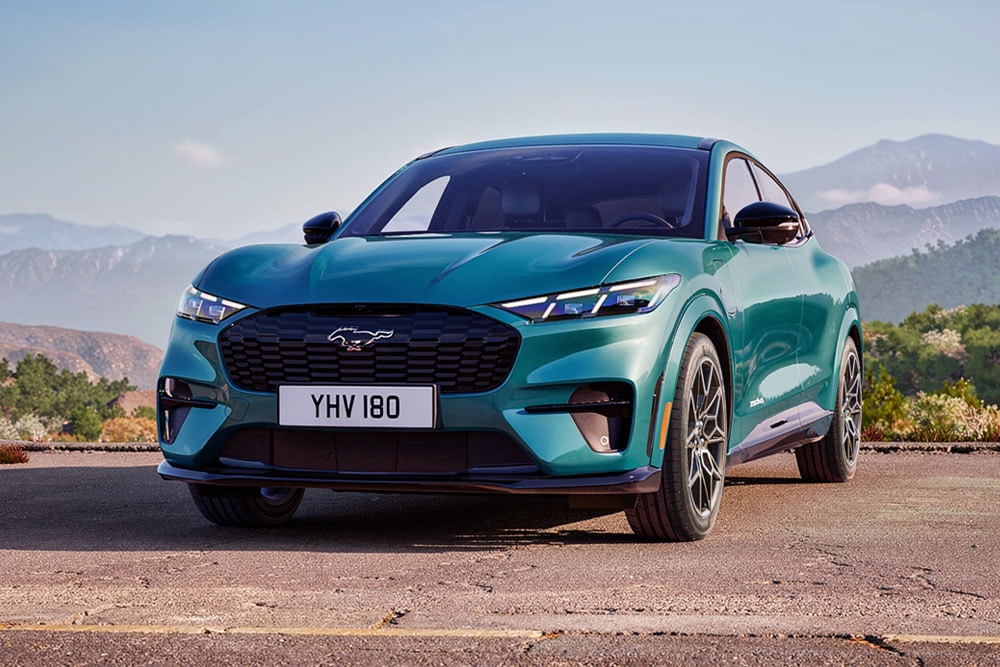 Eine Nahaufnahme des Ford Mustang Mach-E GT , die den einzigartigen GT-Design-Waben-Frontgrill zeigt.