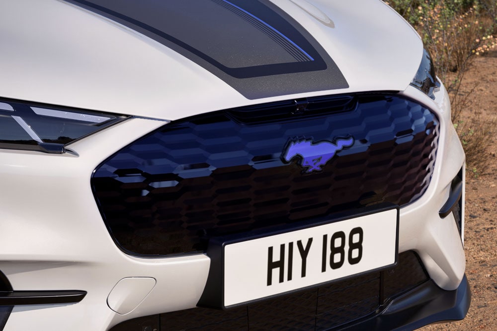 Nahaufnahme der vorderen Stoßstange eines Star White Mustang Mach-E GT California Special.