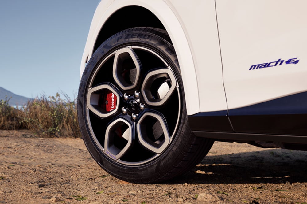 Nahaufnahme des Rades eines Mustang Mach-E GT California Special in Star White.