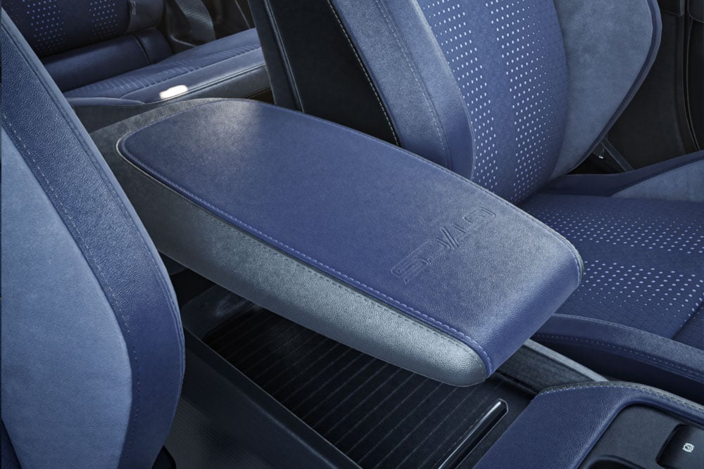 Innenansicht eines Mustang Mach-E GT California Special, mit Nahaufnahme einer Armlehne.
