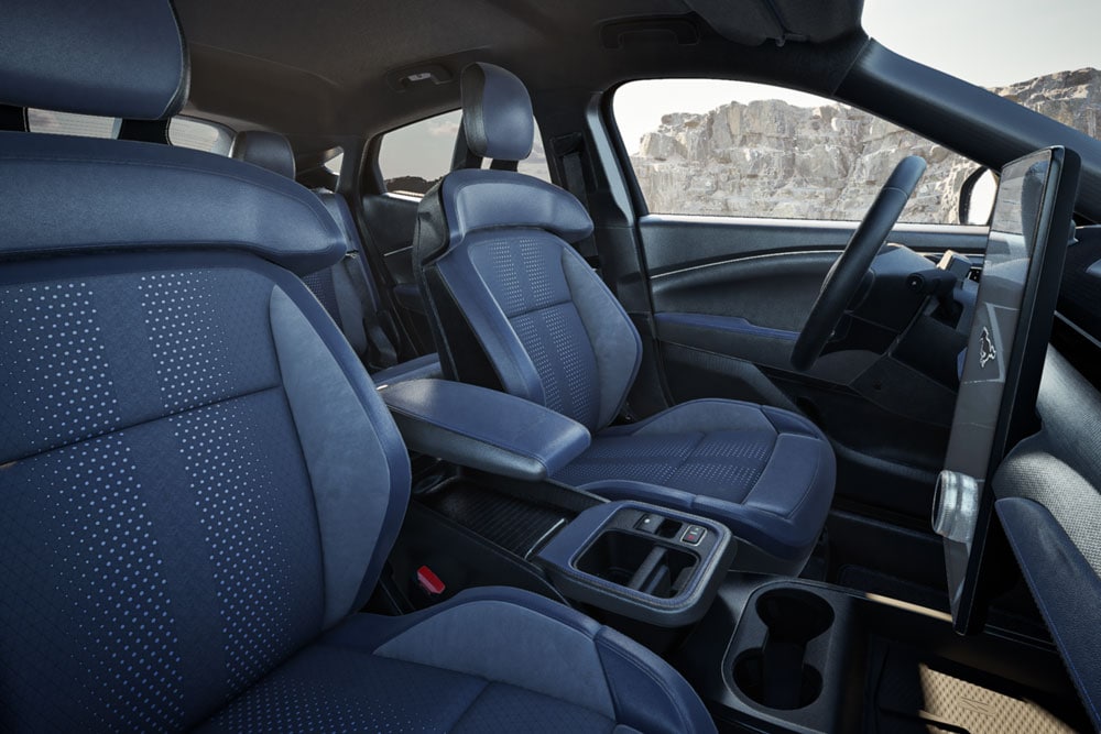 Innenansicht eines Mustang Mach-E GT California Special, mit Fokus auf die Vordersitze und das Armaturenbrett.