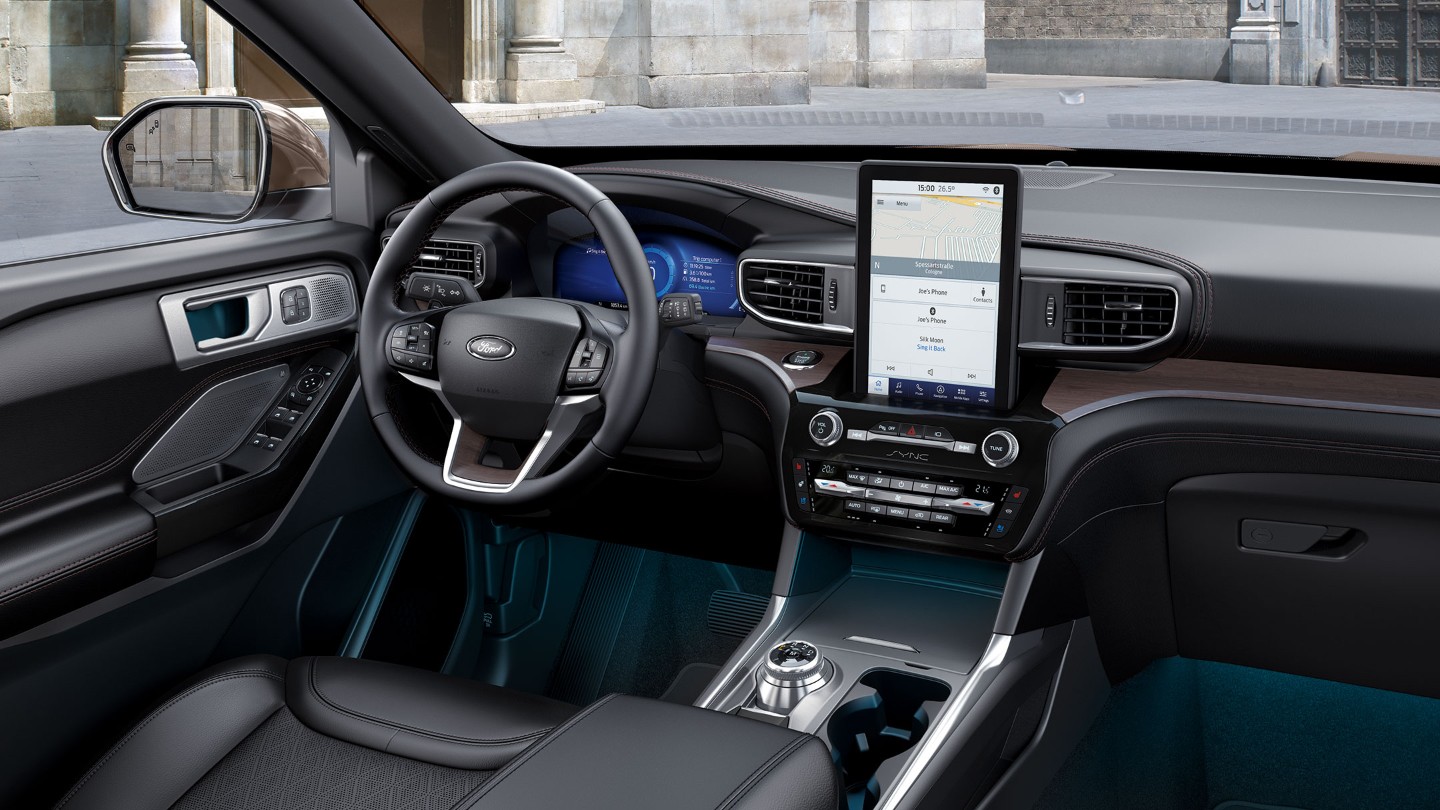 Ford Explorer Plug-in-Hybrid. Innenraum Detailansicht Lenkrad und Mittelkonsole mit Touchscreen