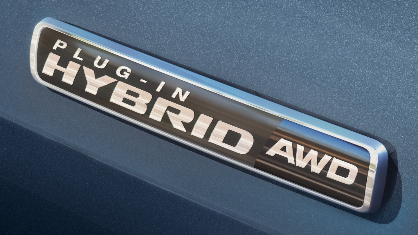 Ford Explorer Plug-in-Hybrid in Blau. Detailansicht Plug-in-Hybrid-AWD Schriftzug an der Heckklappe