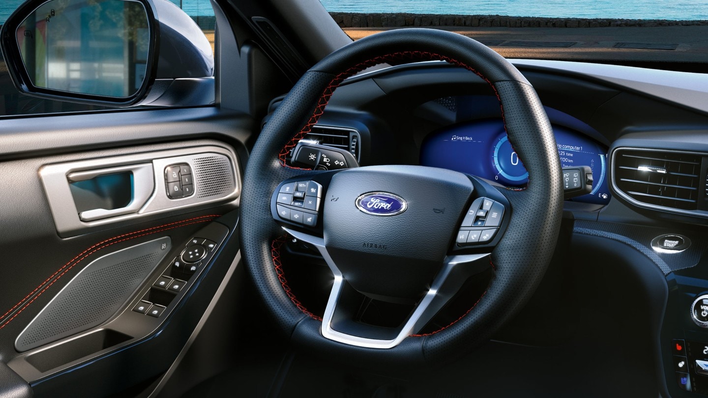 Ford Explorer Plug-in-Hybrid. Innenraum Detailansicht Lenkrad im St-Line-Design mit roten Ziernähten und Schaltwippen