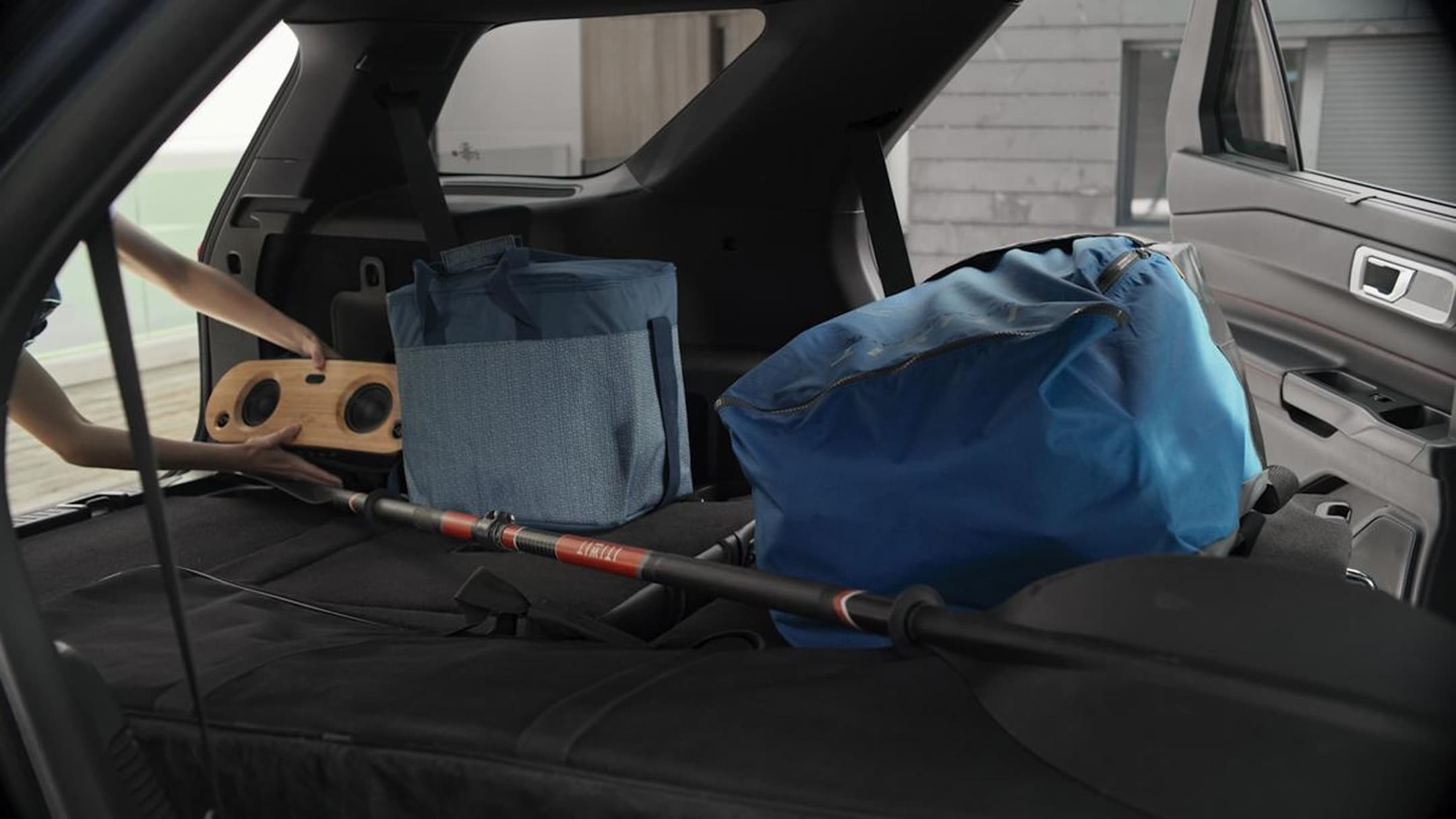 Ford Explorer Plug-in-Hybrid Detailansicht des Laderaums mit umgeklappten Sitzen