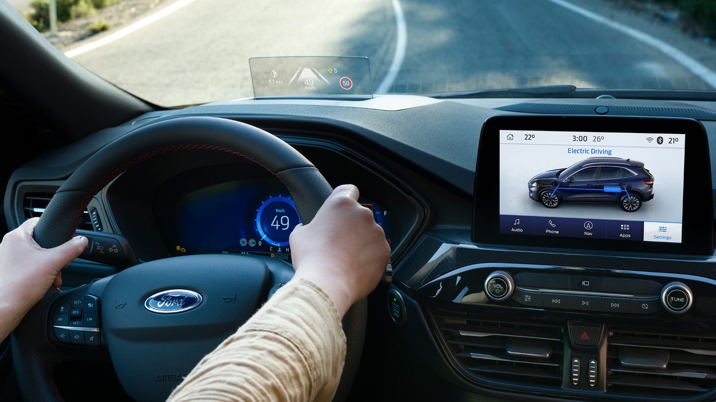 Ford Kuga Innenraum Detailansicht Cockpit und Lenkrad
