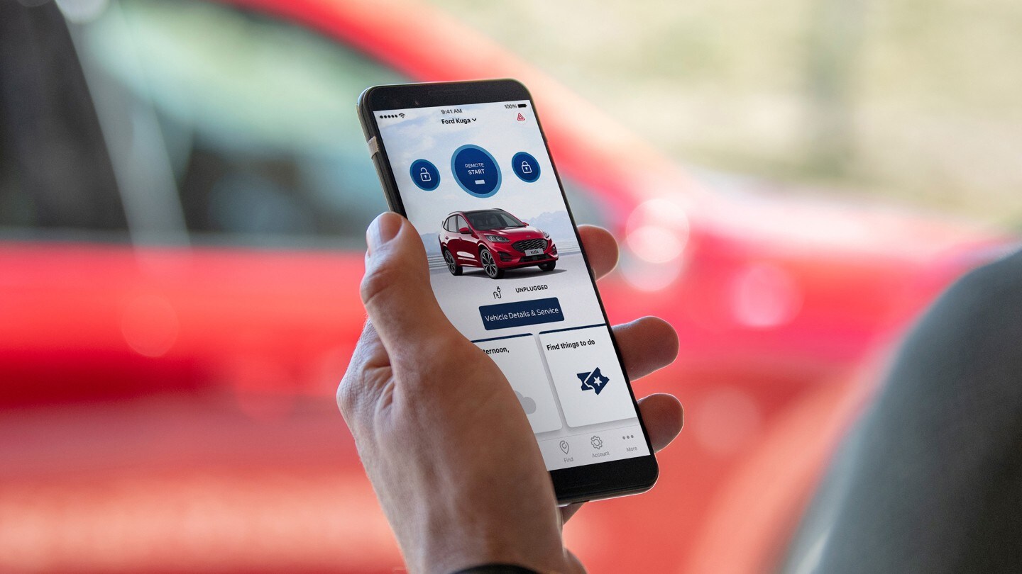 FordPass App auf einem Smartphone. Im Hintergrund ein roter Ford Kuga